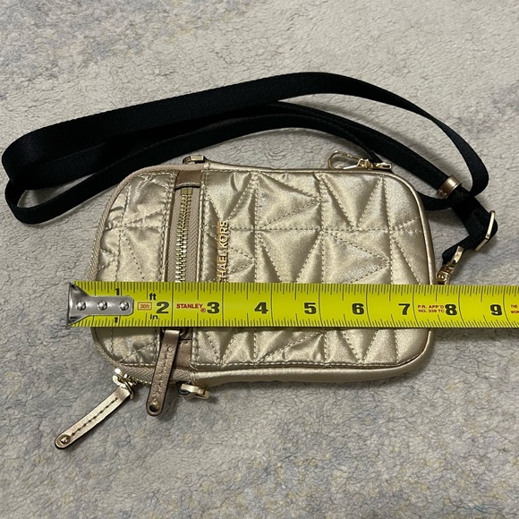 EUC Size Medium Michael Kors Winnie Quilted Phone Crossbody Bag In Metallic Gold - Picture 12 of 13